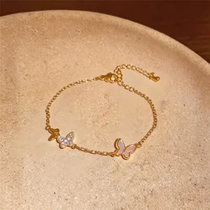 Detailansicht des 14K vergoldeten Armbands mit Zirkon- und rosa Schmetterlingsanhängern