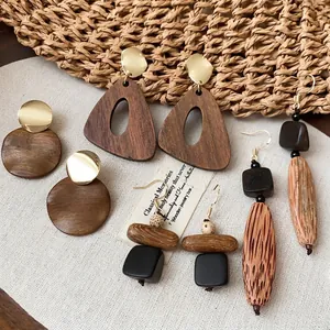 Retro houten geometrische oorbellen set met gouden accenten en texturen