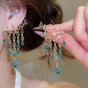 Gros plan sur des boucles d'oreilles vintage à pampilles avec un dégradé de zircon bleu.