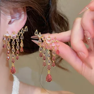 Vue détaillée des boucles d'oreilles vintage avec zircons roses en forme de goutte d'eau.