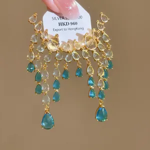 Vue détaillée de boucles d'oreilles vintage en argent avec des zircons clairs et bleus