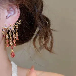 Gros plan sur des boucles d'oreilles vintage en zircon avec pierres rouges en goutte
