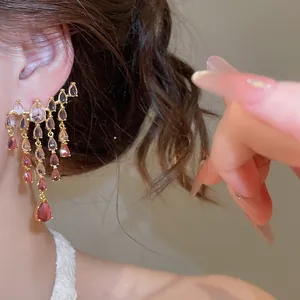 Boucles d'oreilles vintage élégantes à pompons goutte d'eau et zircons rouges étincelants