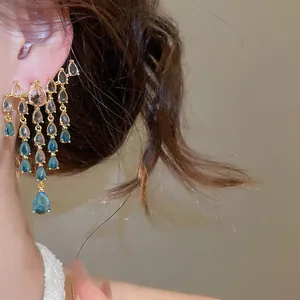 Vue détaillée de boucles d'oreilles vintage avec zircons bleus en forme de goutte