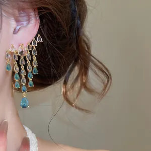 Gros plan élégant de boucles d'oreilles vintage avec pampilles en zircone bleue