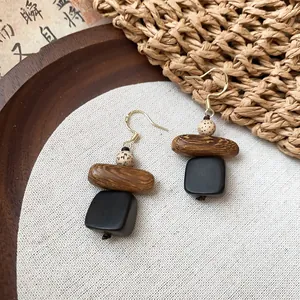 Vue macro détaillée de boucles d'oreilles ethniques en bois aux textures naturelles
