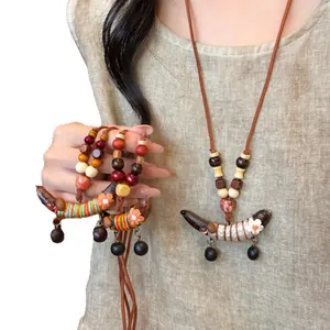 Handgemaakte etnische houten kralenketting met een unieke erwtenhanger voor vrouwen