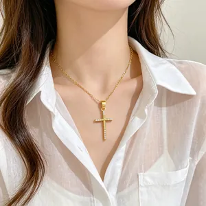 Collier Pendentif Croix en Acier Inoxydable Minimaliste pour Femmes Plaqué Or Strass Incrusté Bijoux Cadeau