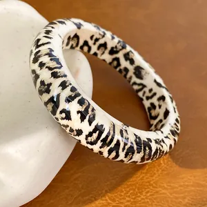 Detailaufnahme eines schicken Resin-Armreifs mit auffälligem Leopardenmuster-Design.