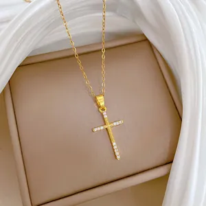 Collier avec pendentif croix en acier titane doré orné de pierres brillantes, style chic