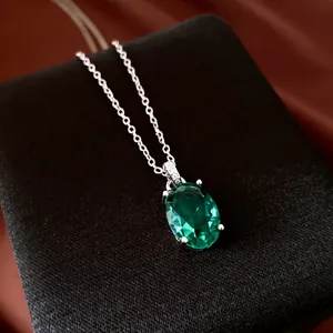 Elegante Silberkette mit einem großen ovalen smaragdgrünen Zirkon-Edelsteinanhänger