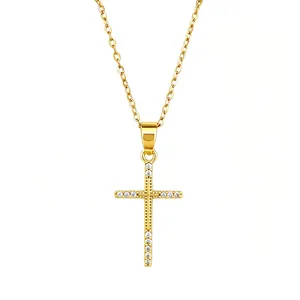 Détail du collier pendentif croix en acier titane doré avec pierres en zircone