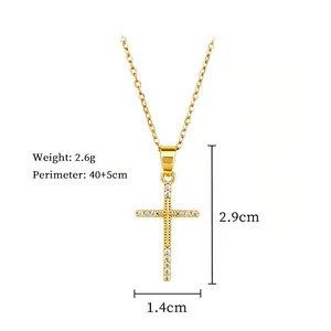 Vue détaillée de la taille du collier croix en acier titane doré avec cristaux