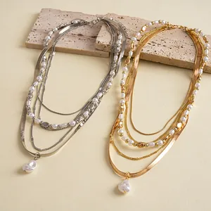 Detailansicht der mehrlagigen Vintage-Perlenketten in elegantem Gold und Silber.