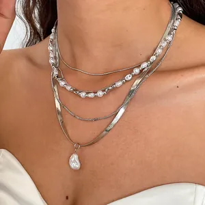 Detailansicht der mehrlagigen silbernen Halskette mit Barockperlenanhänger im Vintage-Stil