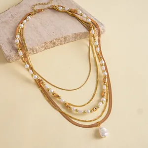 Detailansicht einer mehrlagigen Goldhalskette im Vintage-Stil mit Barockperlen