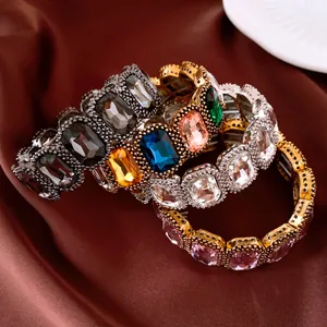 Detail van luxe elastische armbanden met kleurrijke facetgeslepen ovale strasstenen op satijn