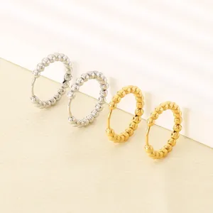 Minimalistische Perlen-Ohrringe aus Edelstahl mit hochwertiger 18K Vergoldung für Damen.