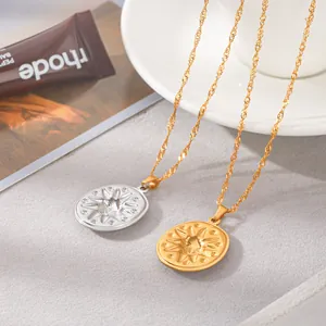 Detailweergave van vintage halskettingen met zonnepandant in goud- en zilverafwerking