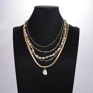 Detaillierte Nahaufnahme einer mehrlagigen Vintage-Halskette mit Goldketten und Perlen