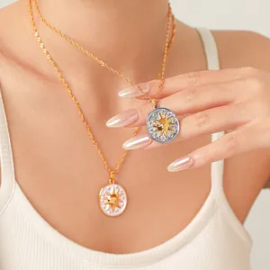 Gedetailleerde macro-opname van vintage 18k gouden medaillon kettingen met zon