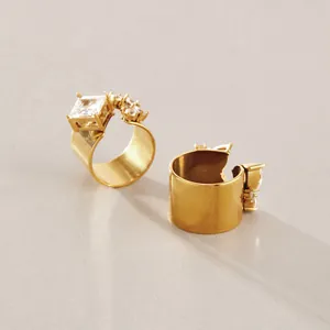 Detailansicht eines vergoldeten Edelstahlrings mit breitem Band und Zirkoniastein