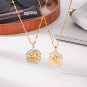 Gedetailleerde weergave van vintage zon-reliëf medaillon hanger ketting in goud