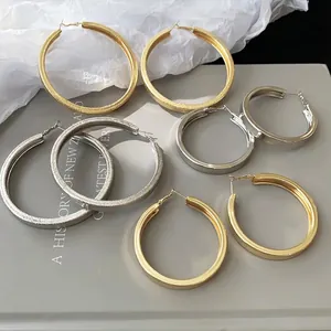 Élégant ensemble de créoles dorées et argentées aux finitions lisses et texturées chic