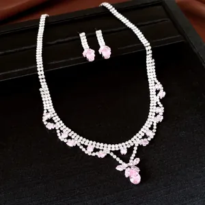 Parure de bijoux élégante avec collier pendentif goutte en zircone rose et boucles