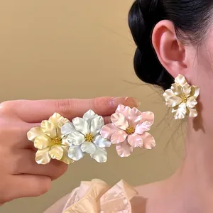 Boucles d'Oreilles Clous Camélia Élégantes Douces Florales en Alliage Avec Tige en Argent Bijoux de Luxe Légers Pour Femme Fille Cadeau
