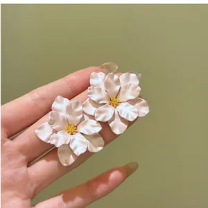 Elegante Kamelie Blume Ohrstecker Legierung Silber Ohrringpfosten Floral Design Süßer Stil Schmuck Für Damen Party Hochzeit