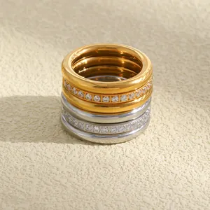 Edelstahl Stapelring-Set mit 18 Karat Vergoldung und funkelnden Zirkonia-Steinen