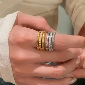 Elegantes, mit 18 Karat vergoldetes Ring-Set aus Edelstahl mit Zirkonia an der Hand