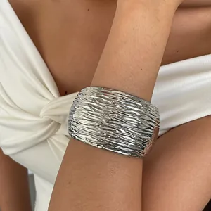 Elegante zilveren brede manchetarmband met rimpeltextuur voor dames in metallic stijl