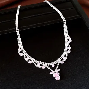 Vue détaillée du collier avec pendentif goutte en zircon rose pour soirée chic