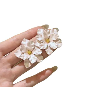 Elegante cremeweiße Kamelienblüten-Ohrstecker mit feinen goldenen Staubblättern