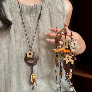 Neuer Chinesischer Stil Lederseil Holz Katze Obstkern Anhänger Halskette Ethnisch Retro Quaste Pullover Kette Schmuck Damen
