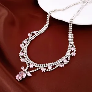 Vue détaillée d'un collier de mariée élégant avec des pendentifs en zircon rose brillant