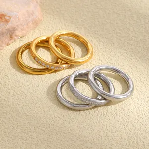 Detail von minimalistischen Edelstahlringen mit 18K Goldbeschichtung und Zirkonia.