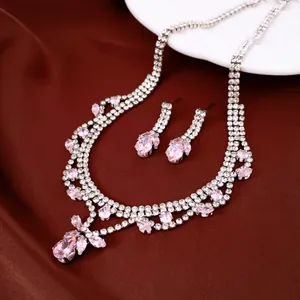 Vue détaillée de l'ensemble de bijoux collier et boucles d'oreilles en zircon rose