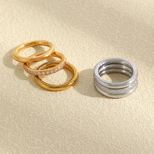 Detailansicht gold- und silberfarbenes Stapelring-Set aus Edelstahl mit Zirkonia