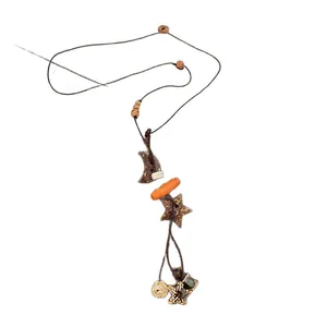 Handgefertigte lange Halskette im ethnischen Retro-Stil aus Holz und Leder mit Anhängern