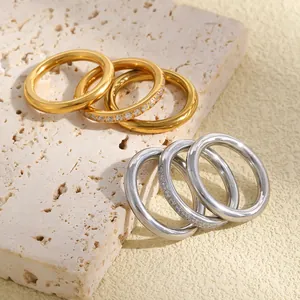 Detailansicht von minimalistischen Edelstahlringen in Gold- und Silberoptik und Zirkonia
