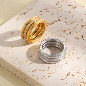 Detailansicht von vergoldeten und silbernen stapelbaren Ringen mit funkelnden Zirkonias