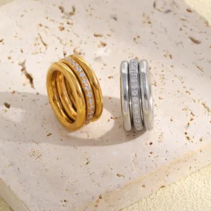 Makro-Detail von gold- und silberfarbenen Edelstahl-Ring-Sets mit Zirkonia-Steinen.