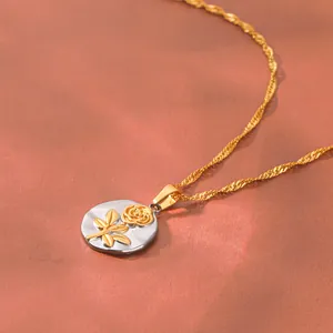 Gedetailleerd macrozicht op de gouden roos in reliëf op een zilveren hanger