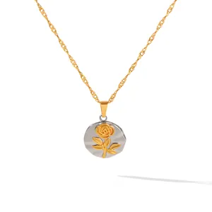 Gedetailleerde macro-opname van een gouden rozenhanger op een zilverkleurige ketting