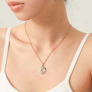 Detailopname van roestvrijstalen ketting met een reliëf goudkleurige roos hanger.