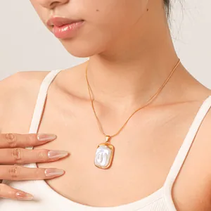 Collier Pendentif en Perle Artificielle en Acier Inoxydable Plaqué Or Vintage Baroque Rectangulaire Chaîne Serpent pour Femmes Bijoux