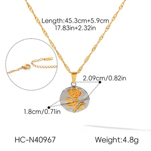 Gedetailleerde afmetingen en macro-weergave van de ketting met rozenreliëf hanger.
